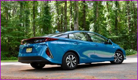 2019 Toyota Prius Prime Advanced Review: Serious Mileage